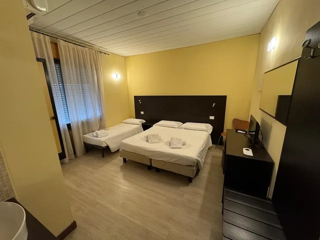 Economy, Triple, 1 Double and 1 Single Bed, Guidi 4/10