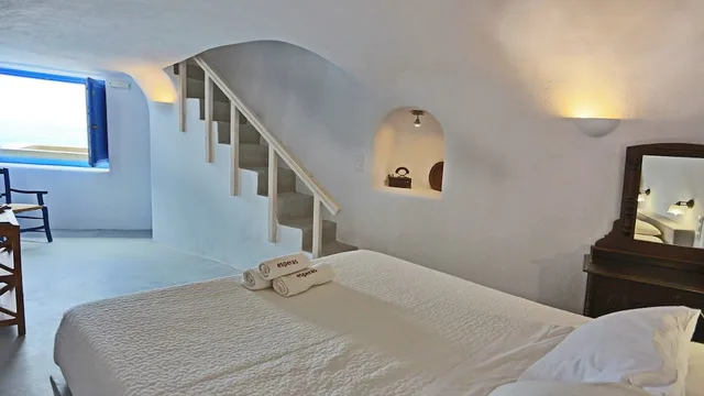 Suite, King and Queen Bed, Sea View, 2 Sofa, Plunge Pool، Esperas Santorini 3/5
