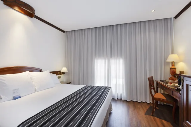 غرفة بريميوم بسرير كوين، Melia Granada 1/4