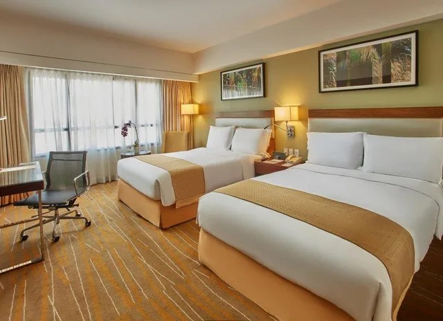 غرفة قياسية بسريرين مزدوجين مع دخول الصالة، Holiday Inn & Suites Makati 1/3