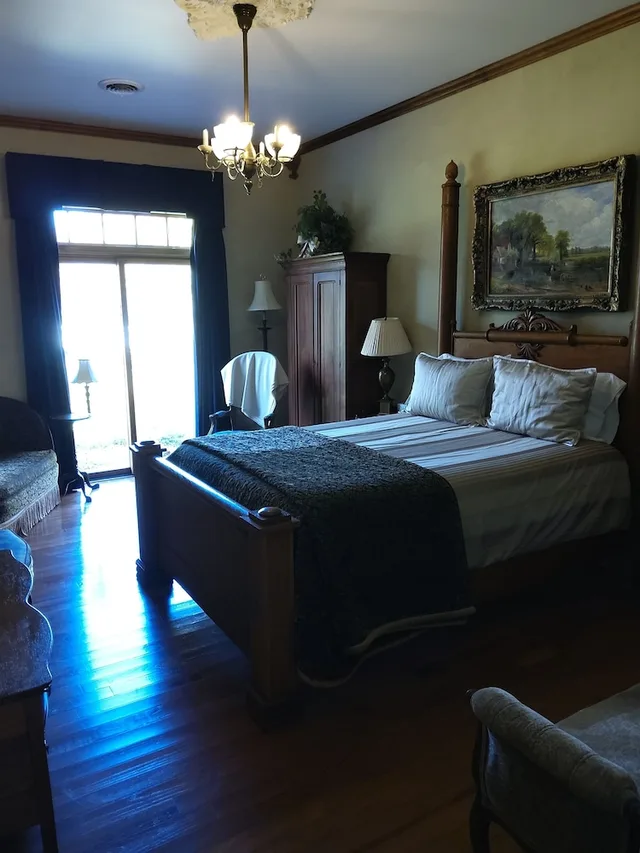 Oak, Queen Bed، Inntiquity A Country Inn 3/3