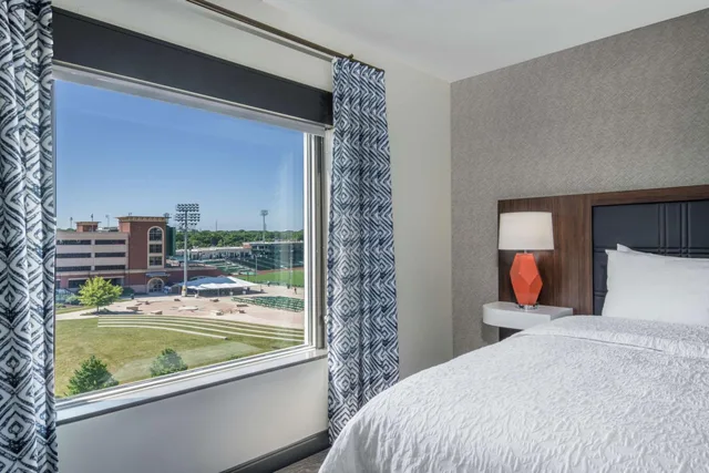 Suite, King Bed, Ballpark View, Sofa، Hampton Inn and Suites Fort Wayne Downtown 1/4