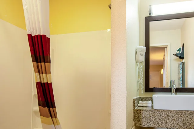 غرفة سوبيريور بسرير كينج لذوي الإعاقة، Red Roof Inn Scottsburg 3/3