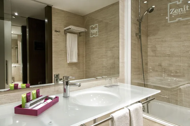 Room, Triple, 3 Beds, Zenit Pamplona 4/4