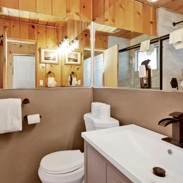 2 Bedrooms, House, King Bed، Sunrise Lakefront Family Cabin by Big Bear Vacations 4/6