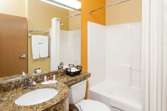 غرفة قياسية بسريرين كوين، Microtel Inn Suites by Wyndham South Bend at Notre Dame 5/6