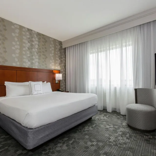 غرفة ديلوكس بسرير كينج بإطلالة على المرسى، Courtyard Marriott Charlotte Concord 1/4