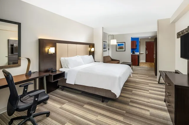جناح بسريرين كوين لذوي الإعاقة، Holiday Inn Express Hotel and Suites Florence I-95 at Hwy 327 3/6