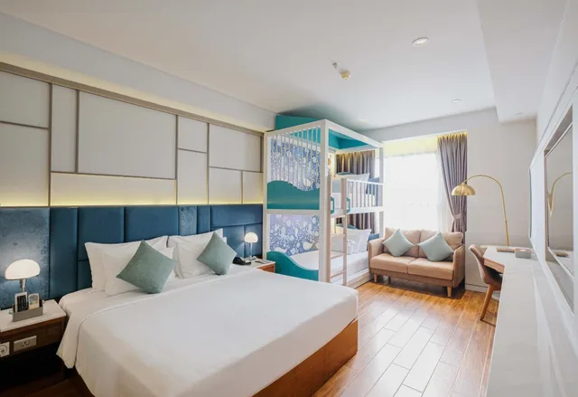 غرفة ديلوكس عائلية بسرير كينج وسرير بطابقين، Seaesta Hotel Nha Trang 1/4