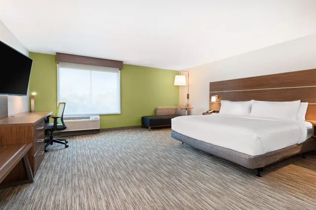 جناح بسرير كينج مع أريكة لذوي الإعاقة، Holiday Inn Express Suites Niceville Eglin Area 2/3