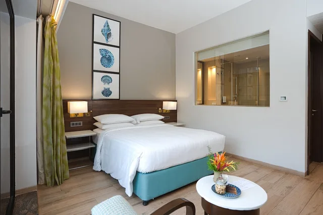 غرفة بريميوم بسرير كوين بإطلالة على المسبح بشرفة، Fairfield by Marriott Goa Benaulim 5/10