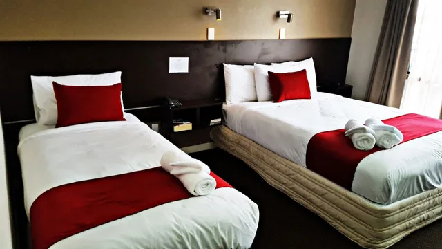 Premium, 1 Queen and 1 Single Bed, Auckland Airport Kiwi Hotel 2/9