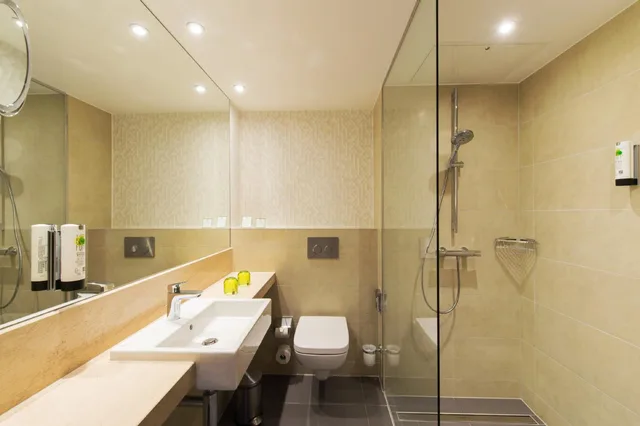 غرفة قياسية بسرير كينج وسرير كوين، Holiday Inn Frankfurt Airport 9/10