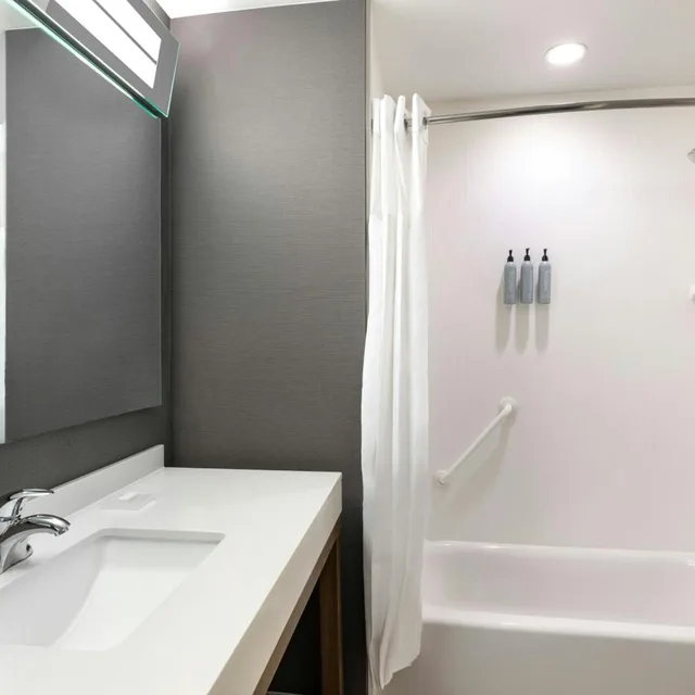 Studio, 2 Queen Beds, Sofa, Large, COURTYARD ST. LOUIS ST. PETERS 4/6