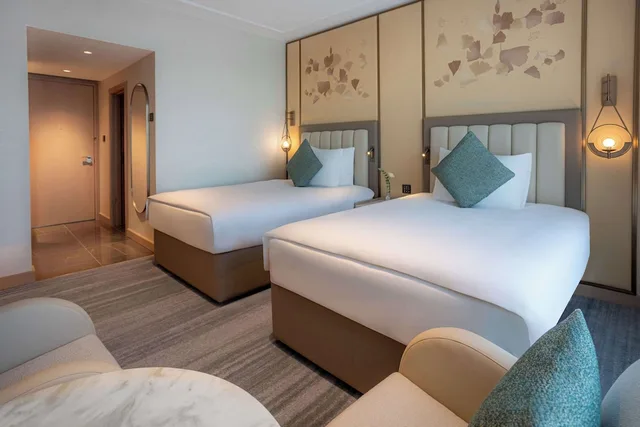 غرفة متصلة عائلية بسرير كينج وسريرين مزدوجين، Signia by Hilton Amman 4/7