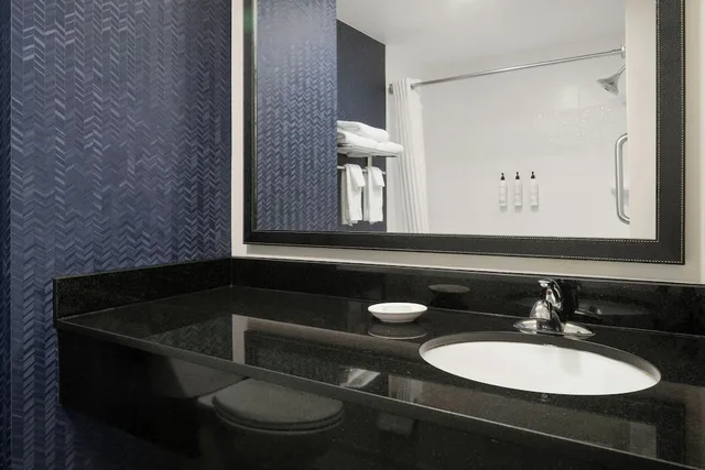 جناح بسرير كينج بغرفة نوم واحدة مع أريكة، Fairfield Inn Suites By Marriott Olean 2/3
