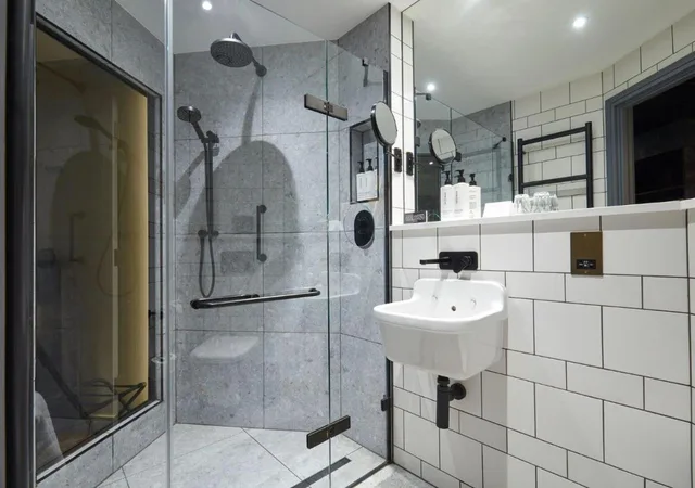 جناح بسرير كينج مع أريكة بحوض استحمام، voco Manchester - City Centre, an IHG Hotel 8/10