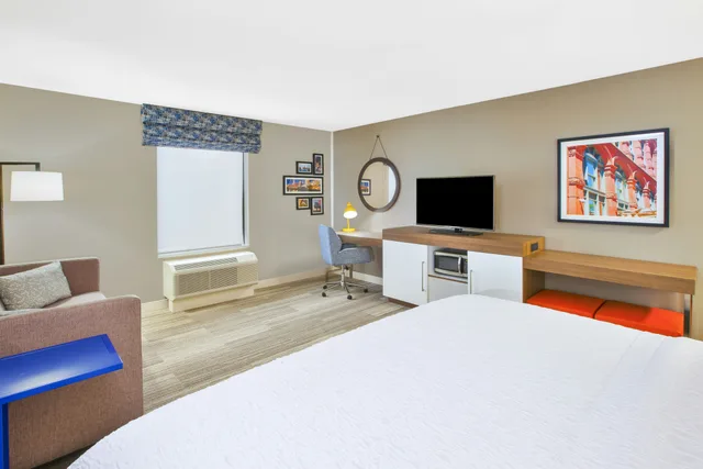 غرفة بسرير كينج مع أريكة، Hampton Inn Suites Cleveland Oakwood Village Oh 2/3