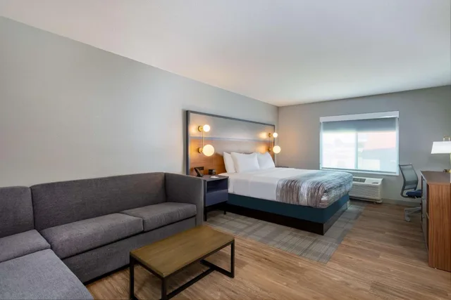 غرفة بزنس بسرير كينج مع أريكة، AmericInn by Wyndham San Angelo 3/4