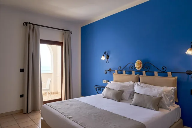 غرفة ديلوكس بسرير مزدوج بإطلالة على البحر بشرفة، Hotel Montecallini - Adult Only 14 3/7