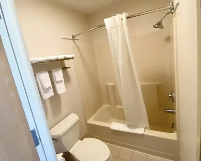 غرفة فاخرة بسرير كينج، HIBISCUS Inn & Suites 2/4