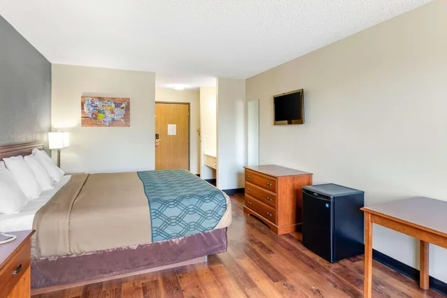 غرفة بسرير كينج، Econo Lodge Longmont East 4/10