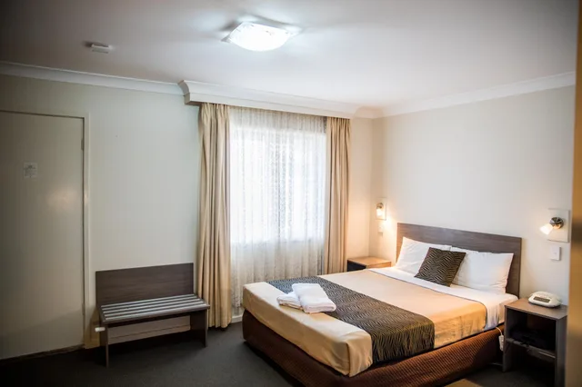1 Bedroom, Family Suite, Lilac City Motor Inn 1/2
