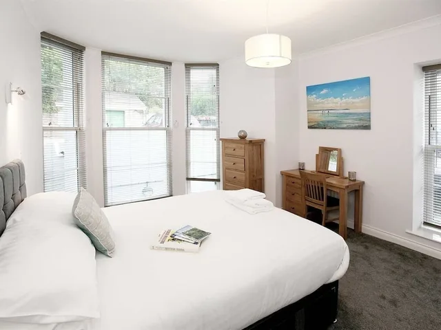 شقة بسرير كينج وسريرين منفصلين بحمام خاص، Austen's Luxury Apartments 6/10