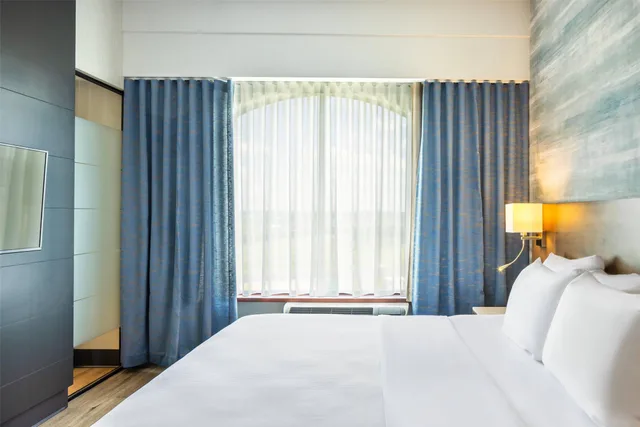 جناح بسرير كينج، Quality Inn Suites Levis 1/3