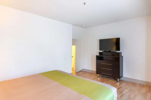 1 Queen Bed - Mob Acc RI Shwr Nsmk Micfridg, Studio6 Concord, CA 2/7
