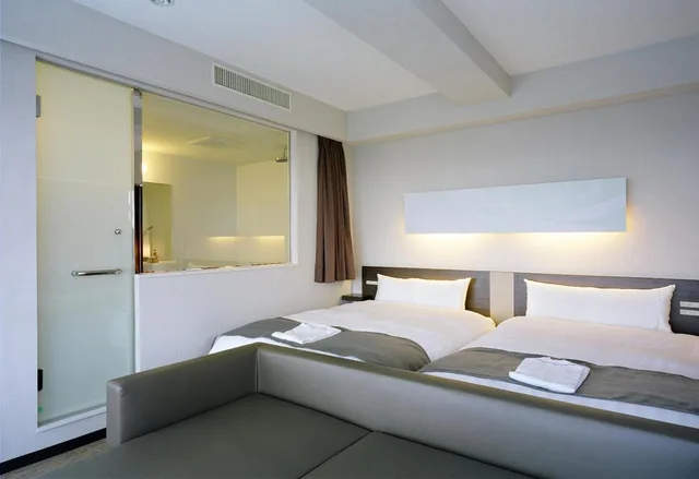 غرفة بسريرين منفصلين بإطلالة على البحر في الطابق العلوي للمدخنين، Hotel Inside Numazu Inter 1/3