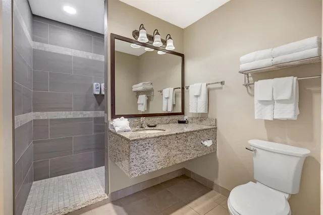 جناح بسرير كينج بمنطقة جلوس بمطبخ، Best Western Plus Vintage Valley Inn 4/5