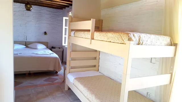 غرفة عائلية بسرير كوين وسرير بطابقين بإطلالة جزئية على البحر، Naxos Magic Village Hotel 6/9