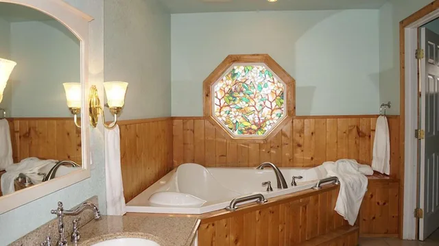 غرفة قياسية بسرير كينج بحوض جاكوزي، Coast Inn and Spa Fort Bragg 2/2