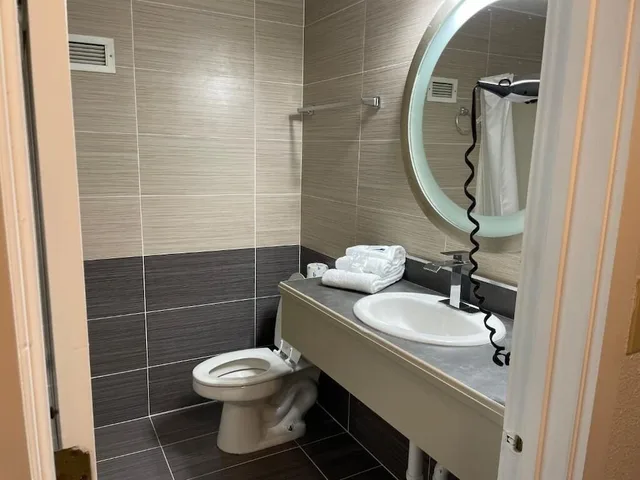غرفة سوبيريور بسريرين مزدوجين بإطلالة على المسبح، New Bedford Inn Suites 2/2