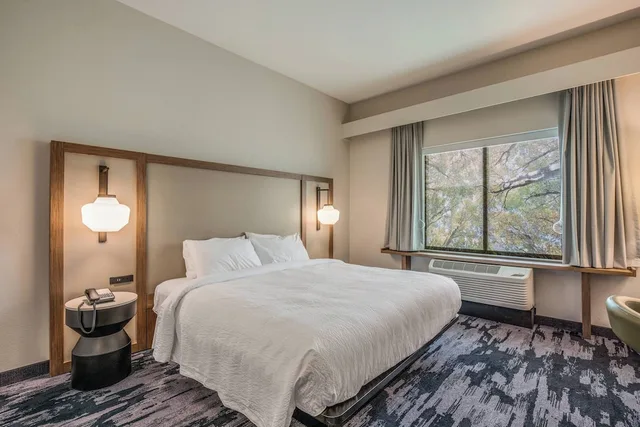 غرفة بسرير كينج لذوي الإعاقة، Fairfield Inn & Suites by Marriott Whitewater 2/6
