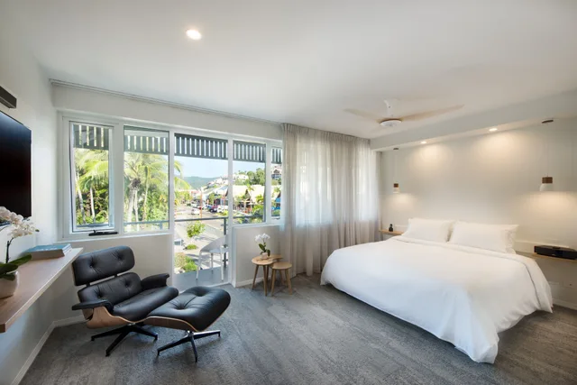 Designer King Room Village View، Heart Hotel And Gallery Whitsundays 2/3