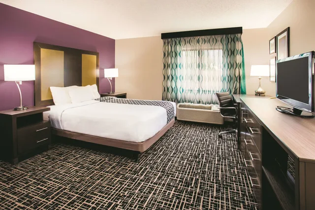 Room, Queen Bed, Accessible, La Quinta Inn & Suites by Wyndham Cincinnati NE - Mason 1/3
