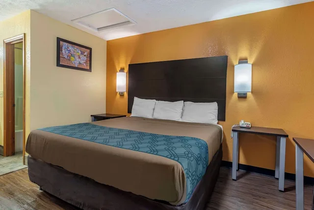 غرفة قياسية بسرير كينج، Econo Lodge North Nashville TN 3/6