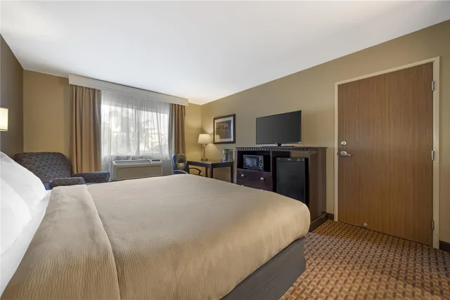 غرفة بسرير كينج بحوض استحمام لذوي الإعاقة، Best Western Plus Vintage Valley Inn 2/6