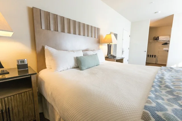 Deluxe, King Bed, Partial Ocean View, Jetted Tub, Cambria Landing Inn & Suites 4/10