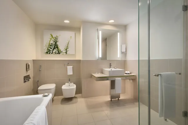Traders, Club, Premier, King Bed, Lounge Access، Traders Hotel, Qaryat Al Beri, Abu Dhabi 2/2