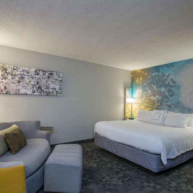 غرفة بسرير كينج بحوض استحمام لذوي الإعاقة، Courtyard Boston Raynham 2/3