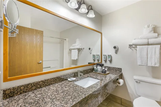 غرفة بسرير كينج بإطلالة على المسبح، Best Western Gold Canyon Inn & Suites 2/2