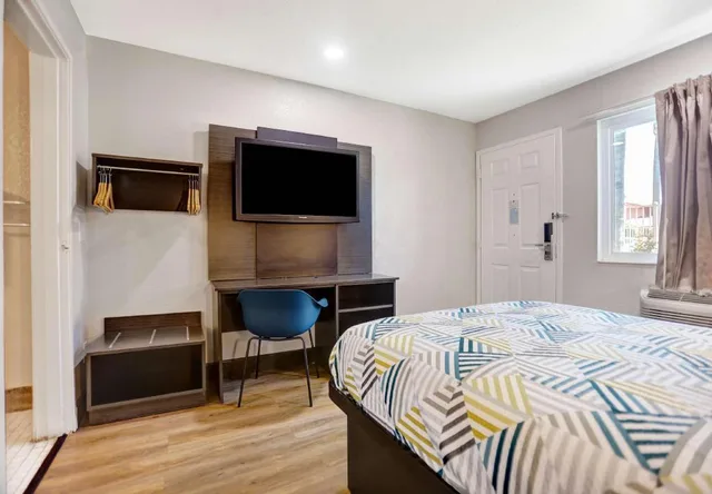 Room, King Bed, Motel6 San Bernardino, CA - North 8/10
