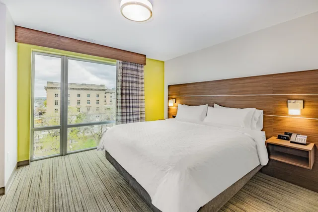 غرفة قياسية بسرير كينج لذوي الإعاقة، Holiday Inn Express & Suites Lincoln Downtown 1/5