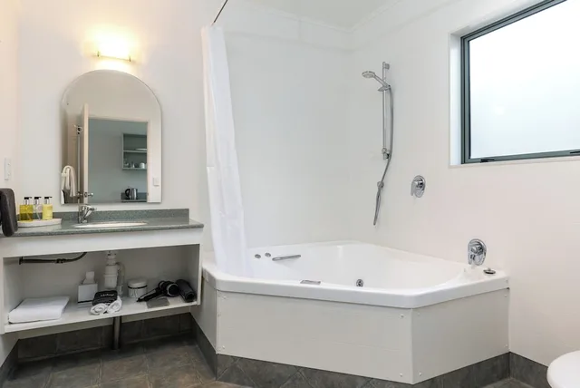Luxury, Studio, 1 King and 1 Single Beds, Jetted Tub, Jasmine Court Motel 6/9