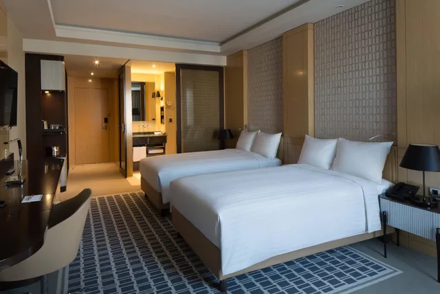 غرفة تنفيذية بسريرين منفصلين مع دخول الصالة، Skopje Marriott Hotel 2/4
