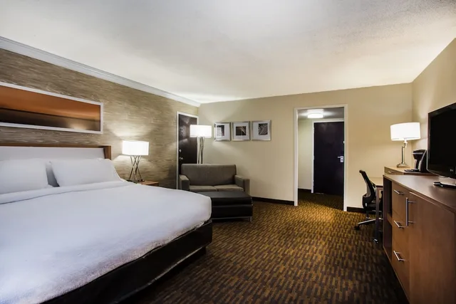 غرفة بريميوم بسرير كينج لذوي الإعاقة، Holiday Inn Saratoga Springs 4/7