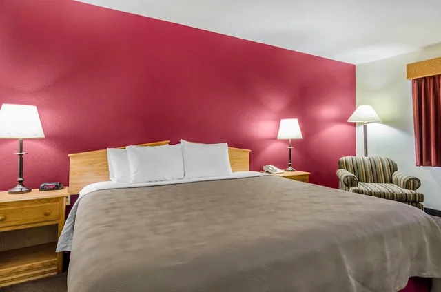 غرفة قياسية بسرير كينج، Rodeway Inn Hesston, KS 1/9